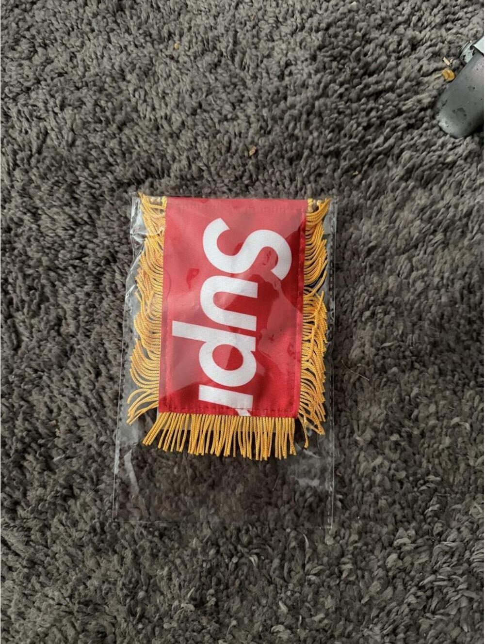 brand new deadstock supreme car flag fw26 item